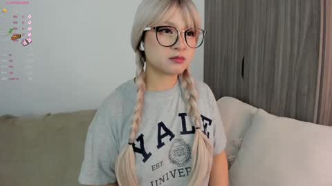 Snapshot of sara_kim_ chatting on January 15, 1:02 am Sara new account give me thomb up Follow me help me reach 15k followers again online show from January 15, 1:02 am