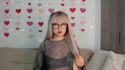 Snapshot of sara_kim_ chatting on February 17, 1:04 am Sara new account give me thomb up Follow me help me reach 15k followers again online show from February 17, 1:04 am