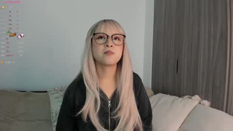 Snapshot of sara_kim_ chatting on January 16, 3:34 am Sara new account give me thomb up Follow me help me reach 15k followers again online show from January 16, 3:34 am