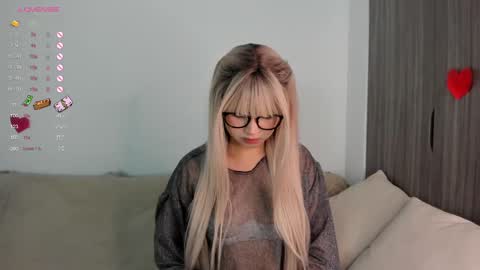 Snapshot of sara_kim_ chatting on February 23, 11:43 pm Sara new account give me thomb up Follow me help me reach 15k followers again online show from February 23, 11:43 pm