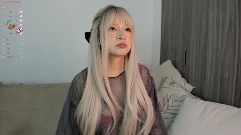 Snapshot of sara_kim_ chatting on January 25, 10:50 pm Sara new account give me thomb up Follow me help me reach 15k followers again online show from January 25, 10:50 pm