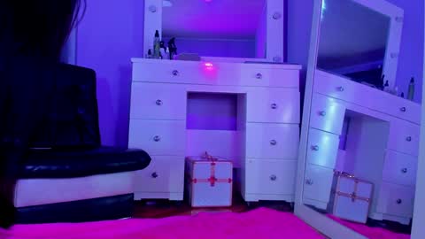 Snapshot of sara_leenn chatting on December 18, 6:53 am online show from December 18, 6:53 am