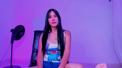 Snapshot of sara_leenn chatting on September 12, 4:35 am online show from September 12, 4:35 am