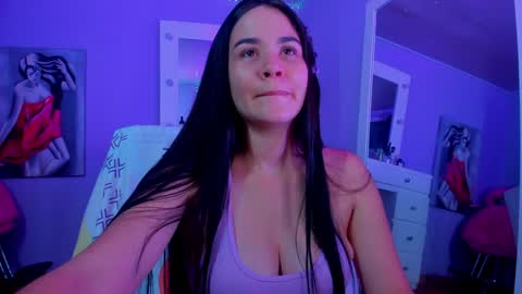 Snapshot of sara_leenn chatting on December 15, 7:24 am online show from December 15, 7:24 am