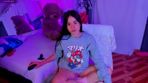 Snapshot of sara_leenn chatting on February 18, 5:42 am online show from February 18, 5:42 am