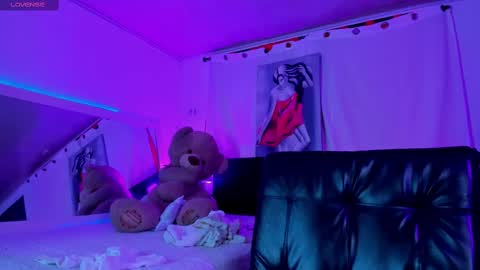Snapshot of sara_leenn chatting on February 14, 10:25 pm online show from February 14, 10:25 pm