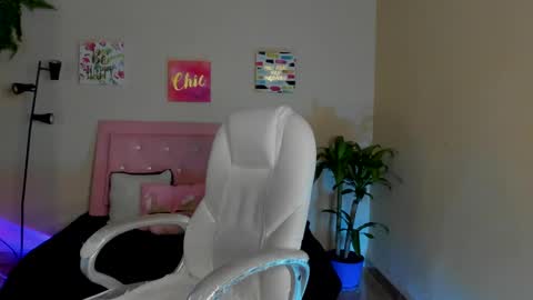 Sarah Ramirez online show from February 15, 11:39 am