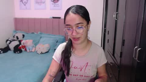 Snapshot of sarah_stone15 chatting on February 25, 11:37 pm Sarah online show from February 25, 11:37 pm