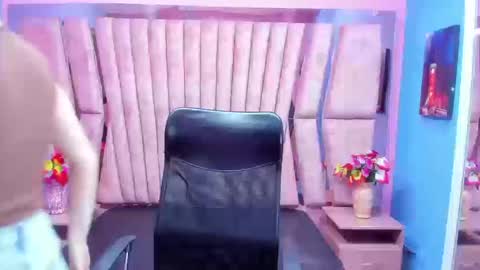 Snapshot of sarah_sweett_ chatting on October 18, 2:20 pm Sarah online show from October 18, 2:20 pm