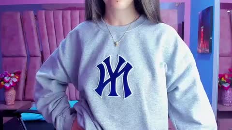 Snapshot of sarah_sweett_ chatting on December 6, 3:55 pm Sarah online show from December 6, 3:55 pm