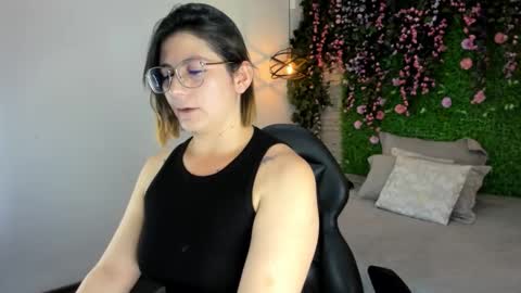 Sarah Deyvis online show from January 7, 5:49 pm