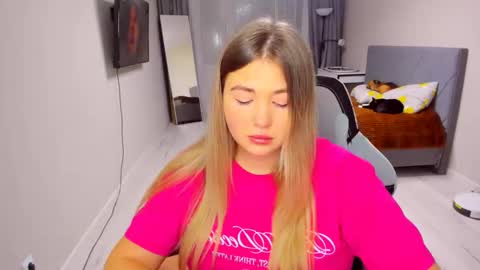 Sarah online show from February 4, 2:42 pm