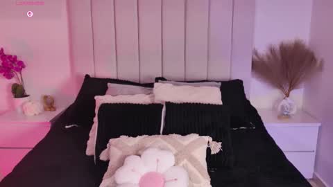 Sara jones   online show from November 7, 9:20 pm