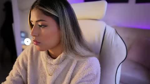 Snapshot of saraparisi_ chatting on February 18, 10:58 pm Sara online show from February 18, 10:58 pm