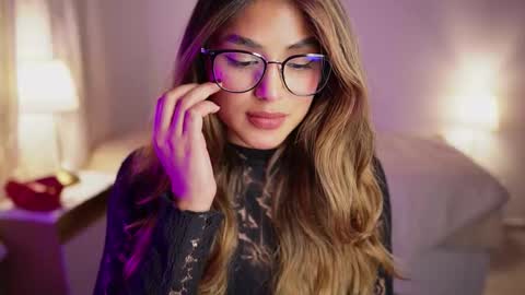 Snapshot of saraparisi_ chatting on October 5, 1:32 am Sara online show from October 5, 1:32 am