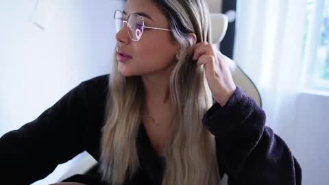 Snapshot of saraparisi_ chatting on January 23, 10:01 pm Sara online show from January 23, 10:01 pm
