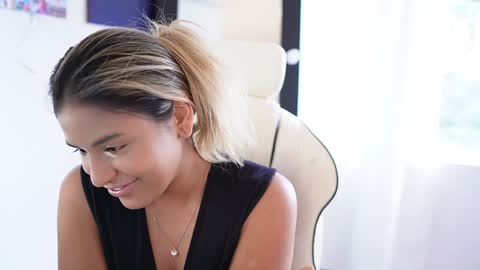 Snapshot of saraparisi_ chatting on February 1, 9:51 pm Sara online show from February 1, 9:51 pm