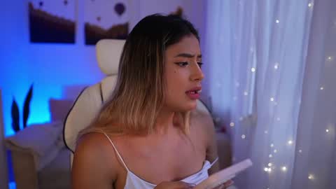 Snapshot of saraparisi_ chatting on December 11, 10:27 pm Sara online show from December 11, 10:27 pm