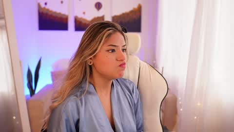 Snapshot of saraparisi_ chatting on December 23, 10:23 pm Sara online show from December 23, 10:23 pm