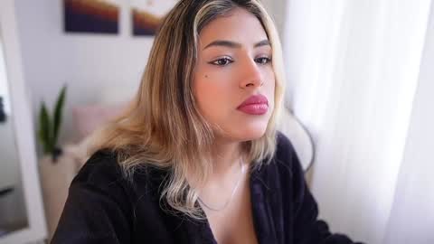 Snapshot of saraparisi_ chatting on January 4, 1:42 pm Sara online show from January 4, 1:42 pm