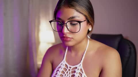Snapshot of saraparisi_ chatting on October 4, 1:22 am Sara online show from October 4, 1:22 am
