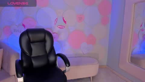Snapshot of sarawinstone_ chatting on December 7, 8:05 pm Sara Winstone online show from December 7, 8:05 pm