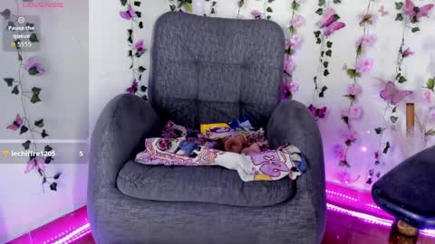 saray__jones online show from April 22, 6:05 pm