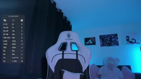    im expecting 300 thumbs up on my altar online show from April 24, 12:35 am