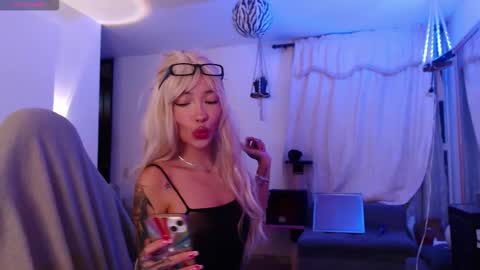 Savannaredhair 33 Angelebony33 online show from November 1, 3:32 am