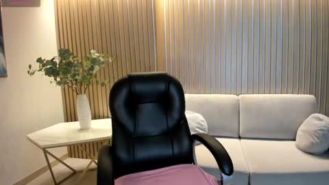 S a v a n n a h  online show from March 21, 11:59 am