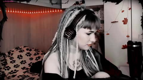 Snapshot of say_mary chatting on January 6, 3:29 pm pronoun she. name Mary. age 21. online show from January 6, 3:29 pm