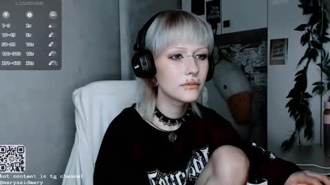 Snapshot of say_mary chatting on October 18, 6:53 pm pronoun she. name Mary. age 21. online show from October 18, 6:53 pm