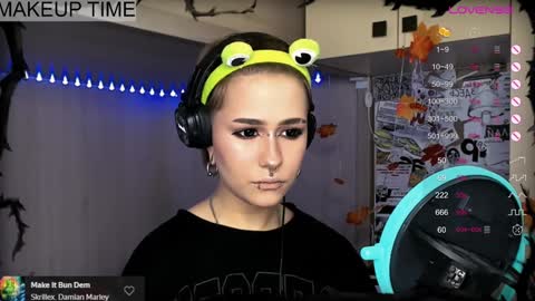 Snapshot of say_mary chatting on December 15, 11:09 pm pronoun she. name Mary. age 21. online show from December 15, 11:09 pm