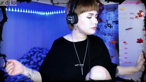 Snapshot of say_mary chatting on December 23, 12:35 am pronoun she. name Mary. age 21. online show from December 23, 12:35 am