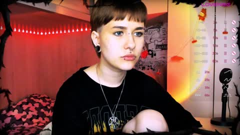 Snapshot of say_mary chatting on December 5, 2:00 pm pronoun she. name Mary. age 21. online show from December 5, 2:00 pm