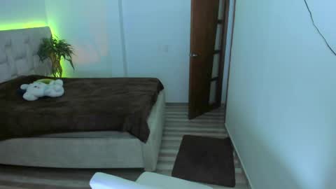 mia online show from April 25, 7:22 am