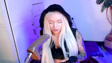 scarlet_gold online show from April 27, 3:03 am