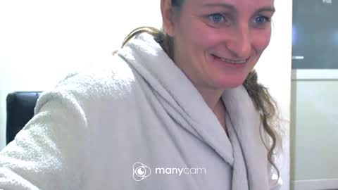 Snapshot of scarlett_queen01 chatting on February 15, 6:44 am scarlett_queen01 online show from February 15, 6:44 am