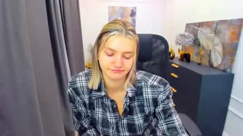 selenaemoore online show from April 25, 3:42 am