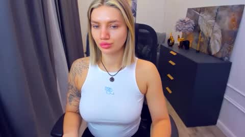 selenaemoore online show from April 23, 3:58 am