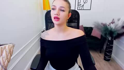 selenaemoore online show from January 13, 5:13 am