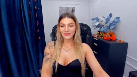 Snapshot of selenaemoore chatting on October 19, 8:00 pm selenaemoore online show from October 19, 8:00 pm