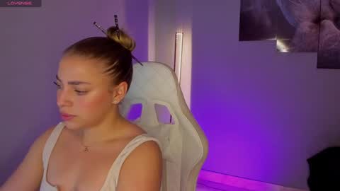 Snapshot of selyn_ chatting on December 2, 1:01 pm Selyn online show from December 2, 1:01 pm