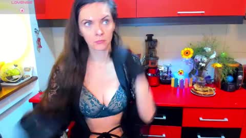 Snapshot of sexqueen1111 chatting on January 27, 1:05 am sexqueen1111 online show from January 27, 1:05 am