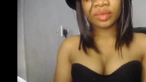 Ella online show from June 7, 7:43 pm