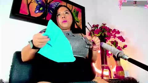 Snapshot of sexy_milfy01 chatting on October 21, 3:21 am Jenny I am a freelance model online show from October 21, 3:21 am