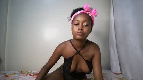 sexyasspetitte_ online show from January 5, 7:49 pm