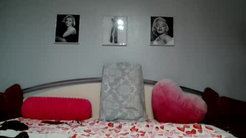 Snapshot of sexyjennyeu chatting on February 23, 10:16 pm Jenny online show from February 23, 10:16 pm