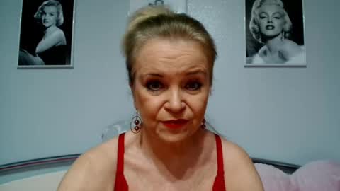 Snapshot of sexyjennyeu chatting on February 16, 8:11 pm Jenny online show from February 16, 8:11 pm