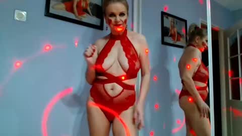 Snapshot of sexyjennyeu chatting on February 14, 8:26 pm Jenny online show from February 14, 8:26 pm